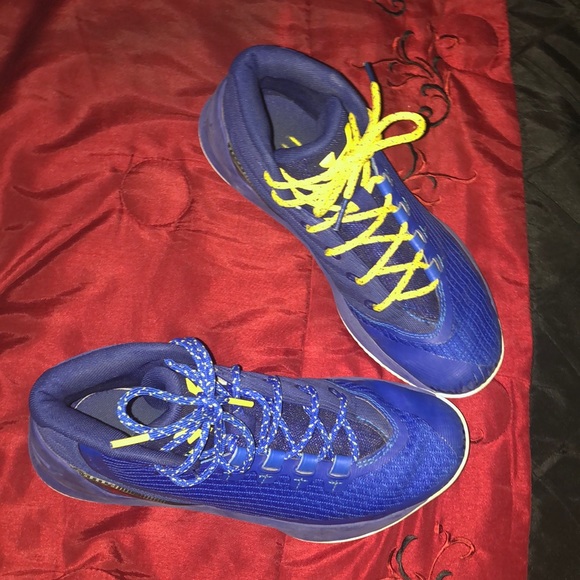 Under Armour Youth Boys Curry Basketball Shoe